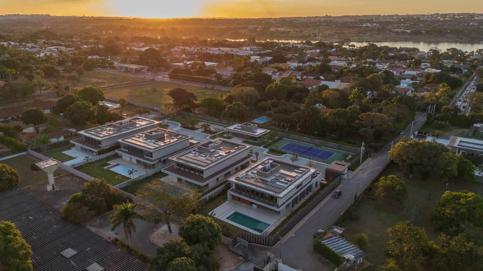 Vista aérea do condomínio reservado na QI 5 ao pôr do sol